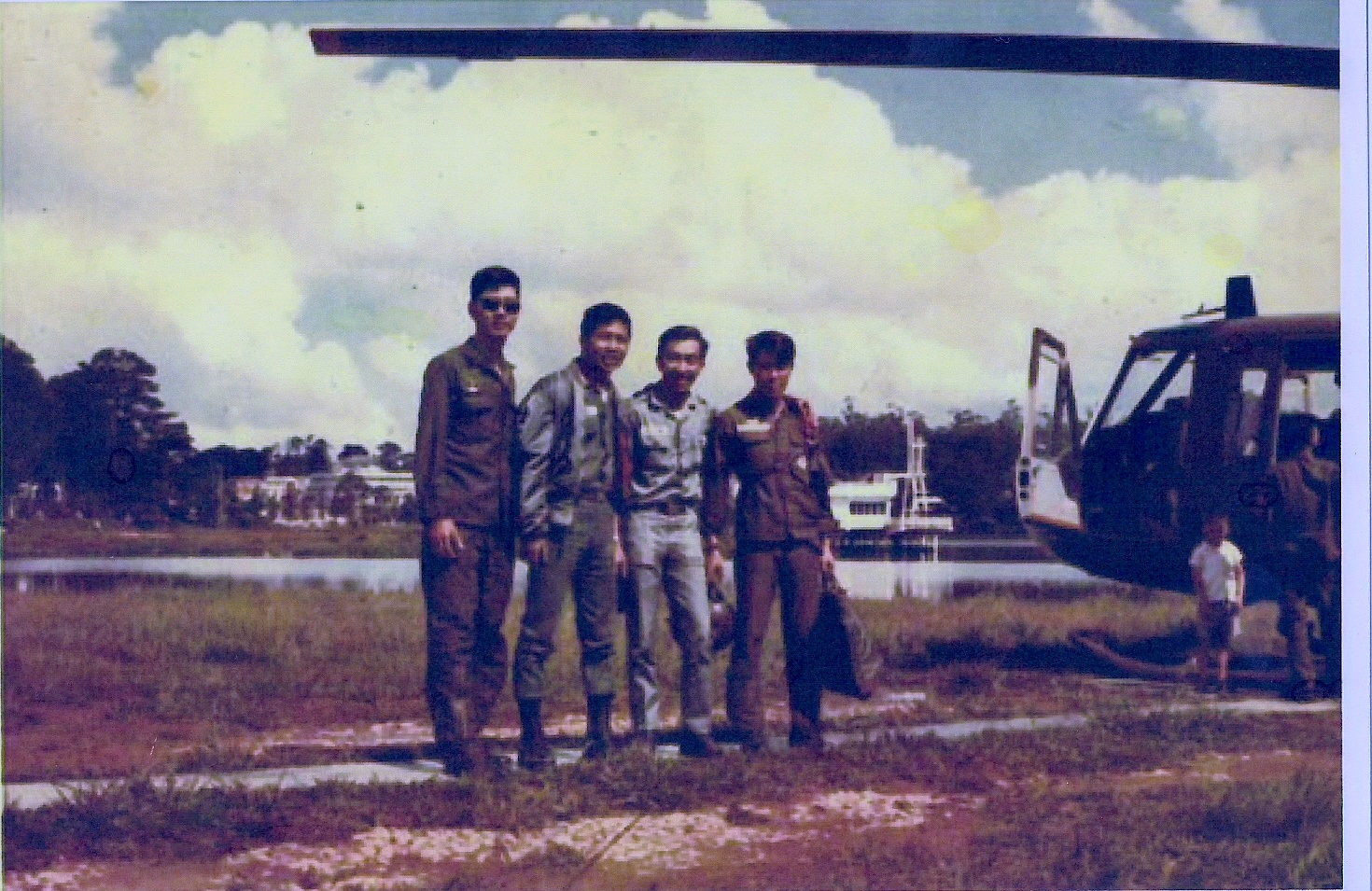 BS Ngô Thế Khanh, BS Hà Chu Hằng QYV Pleiku cùng 2 SQKQ tại Đà Lạt năm 1973