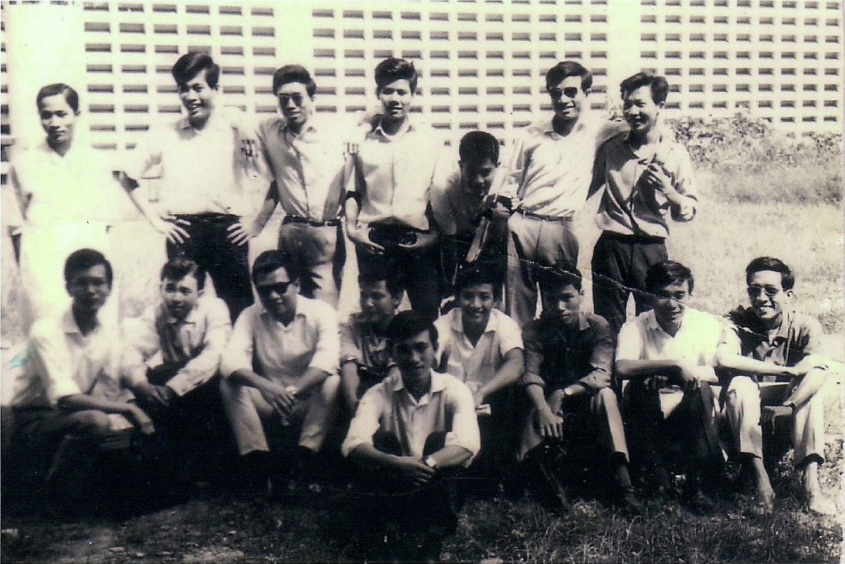 Nhóm SVYK tại sân trường năm 1965