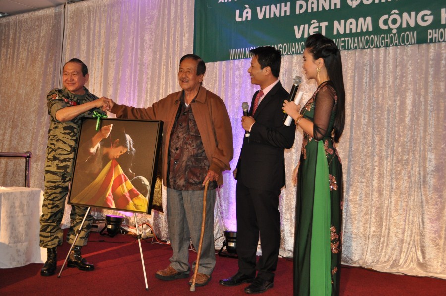 Mạnh Thường Quân mua tranh đấu giá Mạnh Thường Quân mua tranh đấu giá