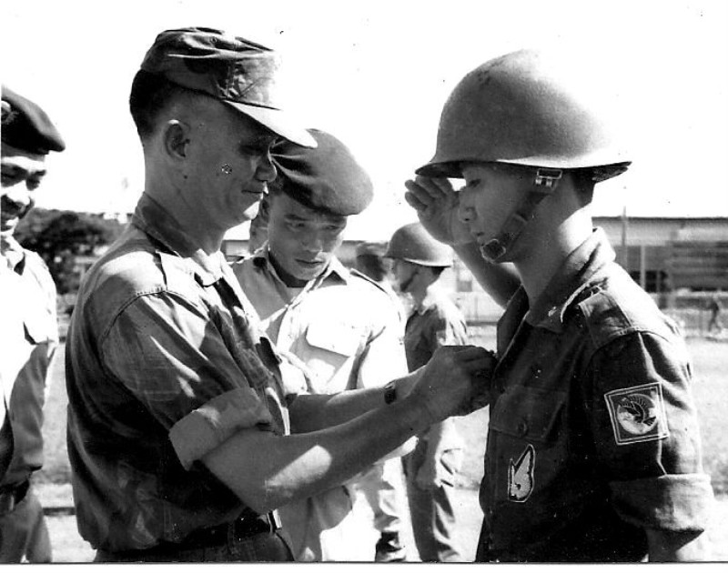 Trung tá Nhẩy dù Lý Văn Quảng gắn bằng dù cho con là chuẩn úy Lý Văn Quân