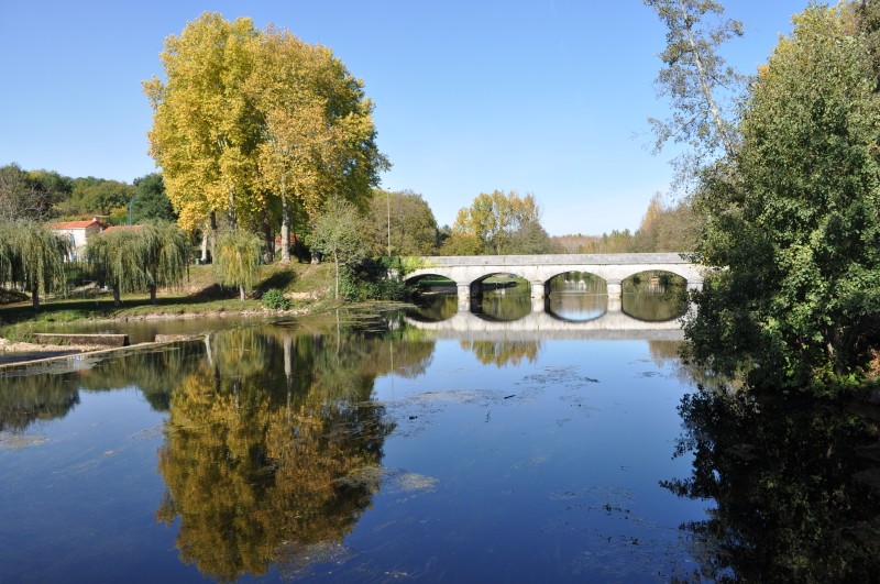 Nhánh sông Dronne, Angoulême, Pháp (NS Lý Văn Quý) Nhánh sông Dronne, Angoulême, Pháp (NS Lý Văn Quý)