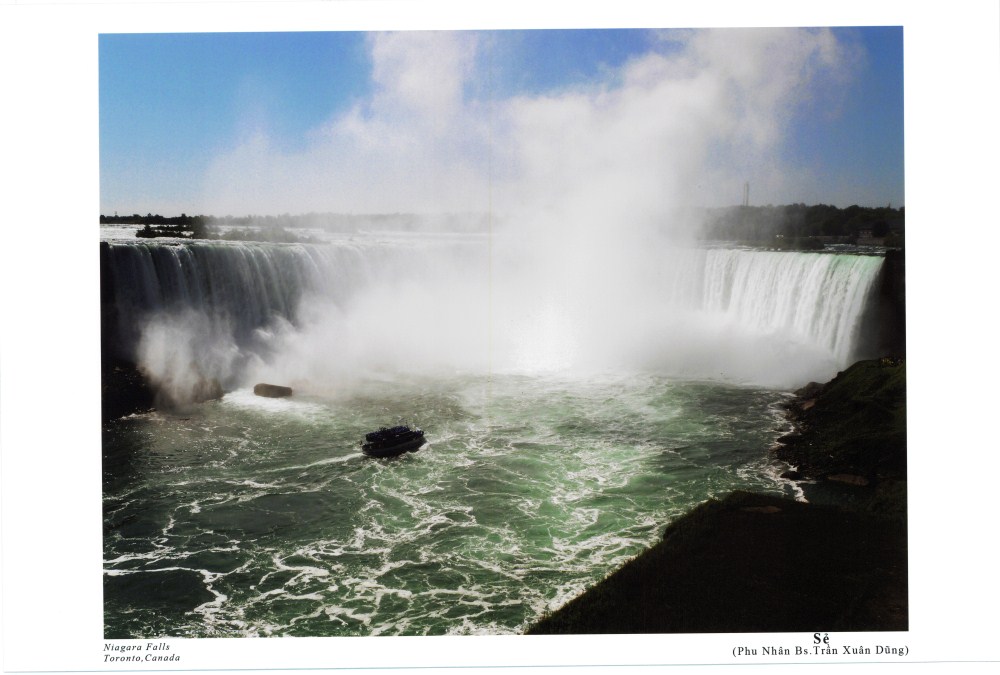 Niagara Falls Toronto, Canada (Sẻ - Phu Nhân BS Trần Xuân Dũng) Niagara Falls Toronto, Canada (Sẻ - Phu Nhân BS Trần Xuân Dũng)