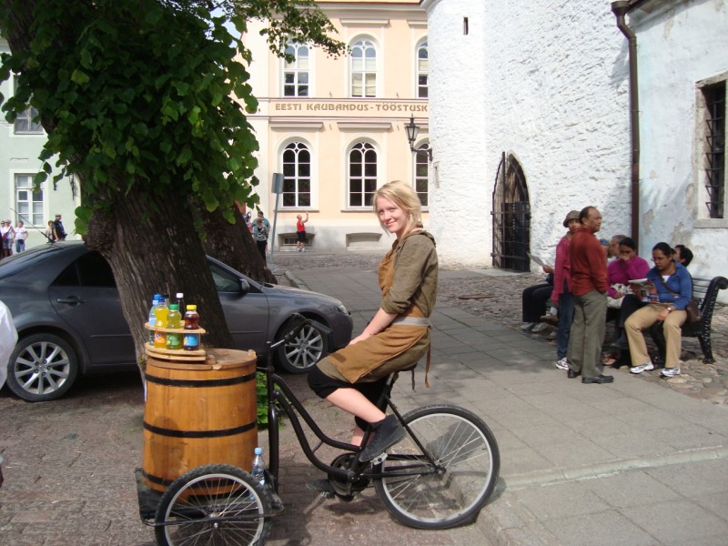 Cô gái bán nước (Tallinn, Estonia) - Ảnh của tác giả Cô gái bán nước (Tallinn, Estonia) - Ảnh của tác giả