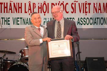 GS Tô Đồng và Bác sĩ Robert Day GS Tô Đồng và Bác sĩ Robert Day