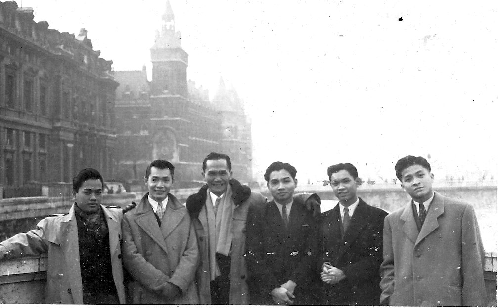 LVQ (thứ 3 từ trái), Paris 1945 LVQ (thứ 3 từ trái), Paris 1945