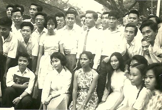 GS Racoto Féringa và lớp APM 1962 (Hình do QYHD16 Nguyễn Dương gởi) GS Racoto Féringa và lớp APM 1962 (Hình do QYHD16 Nguyễn Dương gởi)